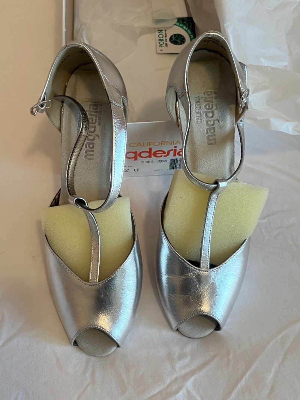 Women’s Magdesians Silver leather 9 1/2 W open toe shoes